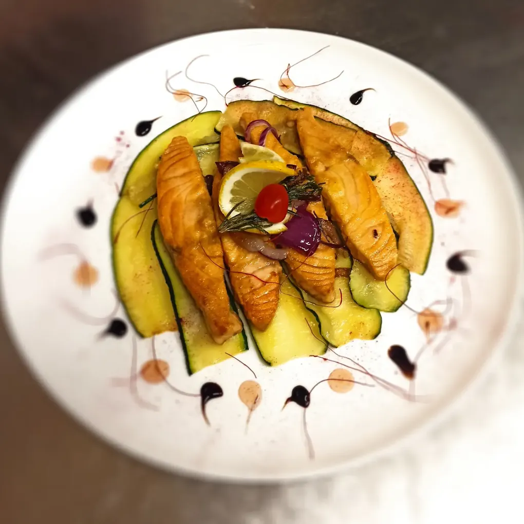 Mediterranes Antipasto mit Avocado und Tomaten